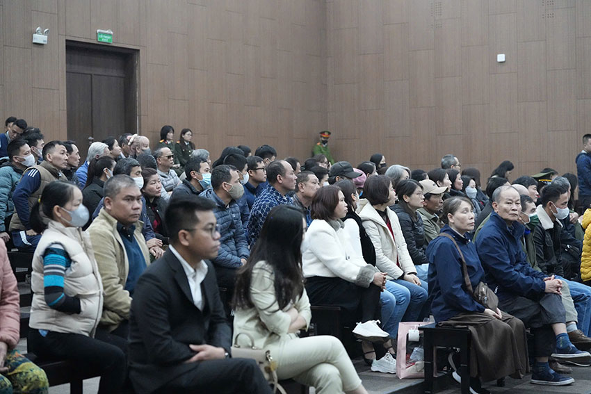 Nhiều bị hại trong vụ cháy chung cư mini 9 tầng ở phố Khương Hạ có mặt tại phiên tòa. Ảnh: Quang Việt