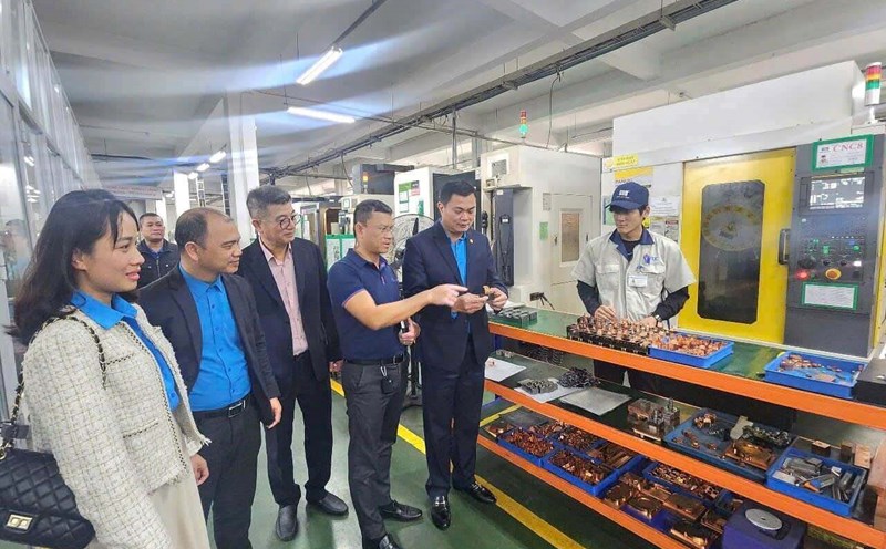 Leaders of the Hanoi Industrial - Export Processing Zones Trade Union visit the factory of Viet Energy Joint Stock Company - one of three newly established enterprises with grassroots trade unions. Photo: Trade Union
