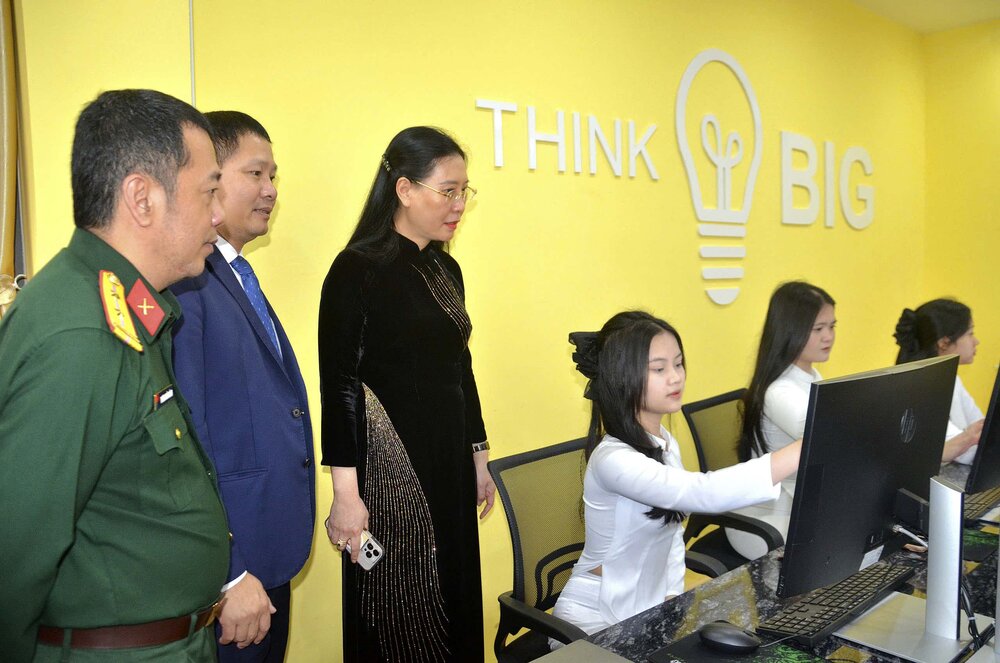 Ms. Bui Thi Quynh Van - Secretary of the Quang Ngai Provincial Party Committee and delegates visit the Ba To Digital Library. Photo: Vien Nguyen.