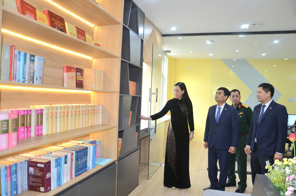 Thu vien so Ba To co 1.000 dau sach. Anh: Vien Nguyen.