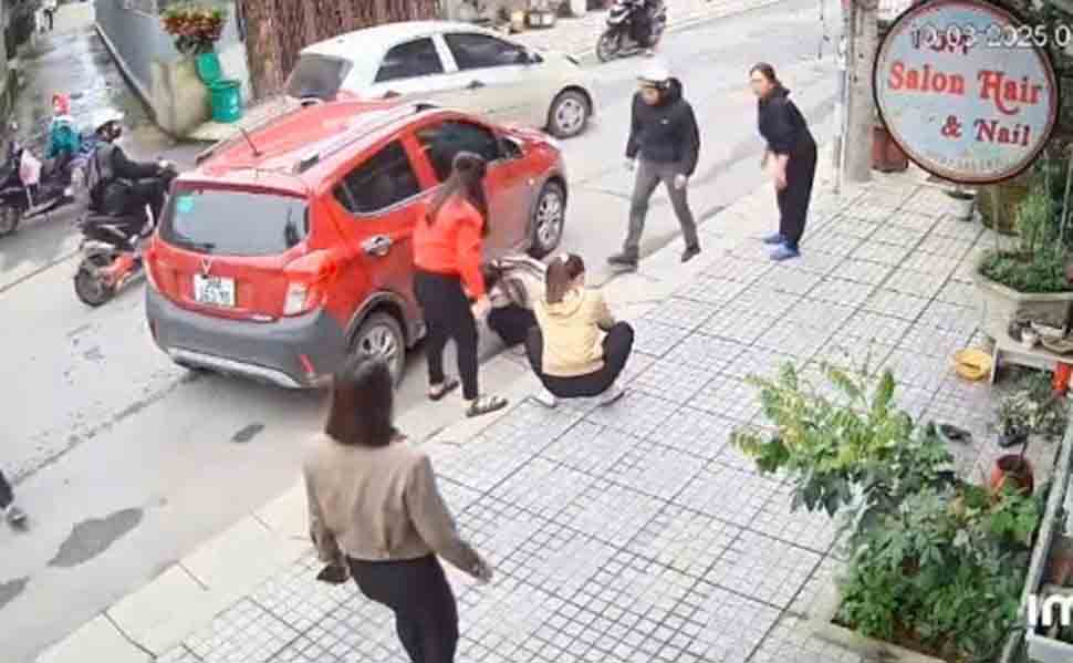 Everyone gathered to take the child who was in an accident under the car to the emergency room. However, the child later died. Photo cut from the camera.