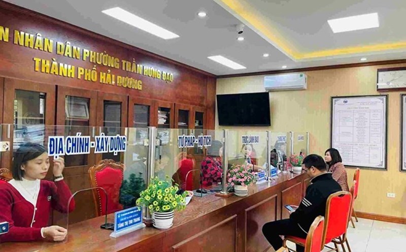 Hai Duong reviews legal documents on the state apparatus. Photo: Mai Huong