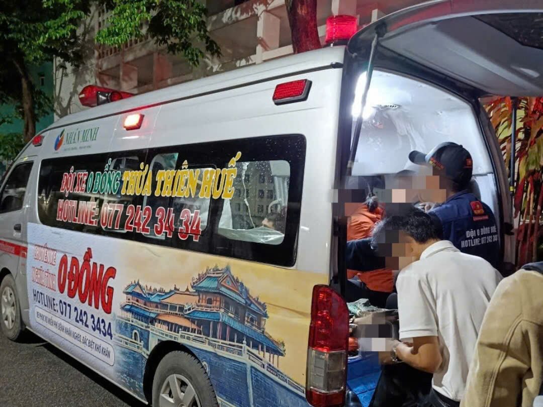 The female student had an accident while crossing the railway in Hue and did not survive, despite being wholeheartedly treated by doctors at Hue Central Hospital. Photo: N. Hoang.