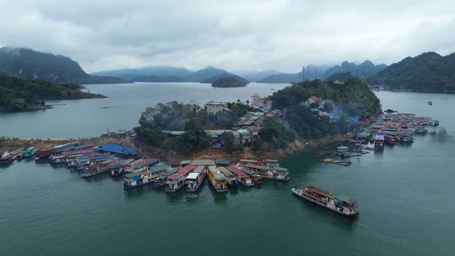 Hoa Binh Lake tourism has created stable jobs for local people. Photo: Minh Nguyen