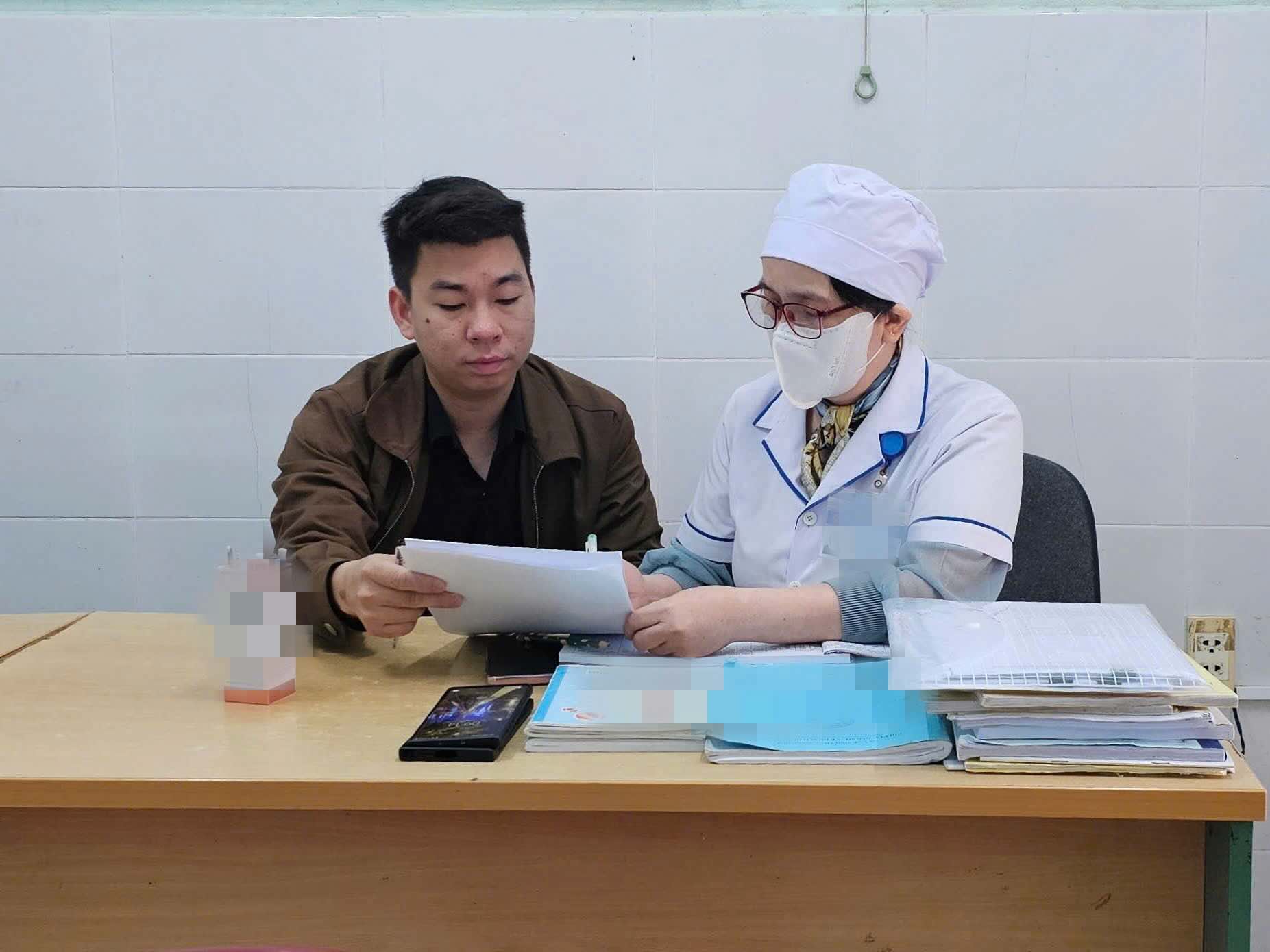 Nhân viên y tế chia sẻ với phóng viên Báo Lao Động về vấn đề nợ lương. Ảnh: Quảng An.