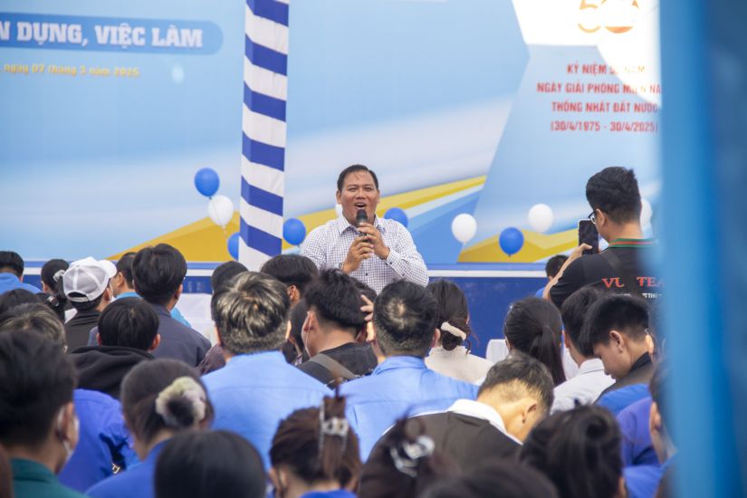 Các nhà tuyển dụng trực tiếp tại chương trình, tăng cơ hội nhận việc làm cho người lao động. Ảnh: XUÂN HOÀN