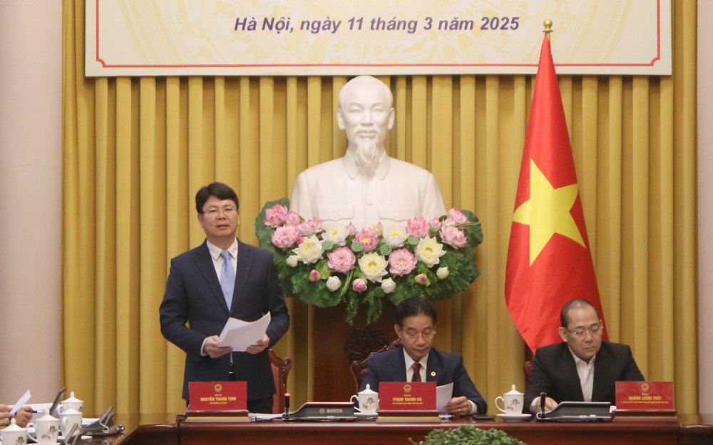 Deputy Minister of Justice Nguyen Thanh Tinh talks about new points in the Law on Promulgation of Legal Documents. Photo: T.Vuong