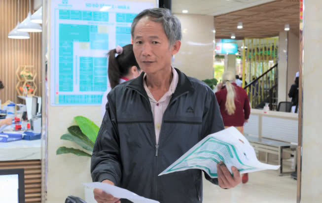 Benh nhan D.V.X (Quang Ngai): “Toi dang ky kham benh online, khi den day toi duoc cac nhan vien y te huong dan lam cac thu tuc kham rat nhanh, tiet kiem thoi gian, chi phi di lai“. Anh: Song Han
