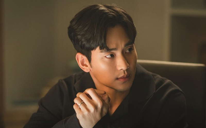 Giua Kim Soo Hyun va kenh truyen thong dua tin ve moi quan he giua nam dien vien va Kim Sae Ron dang doa kien lan nhau. Anh: Nha san xuat phim Nu hoang nuoc mat