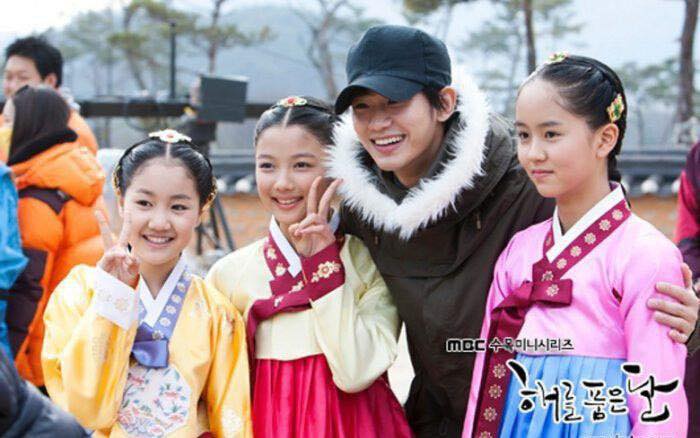 Kim Soo Hyun va dan sao nhi “Mat trang om mat troi” Jin Ji Hee, Kim Yoo Jung va Kim So Hyun (tu trai qua). Anh: MBC