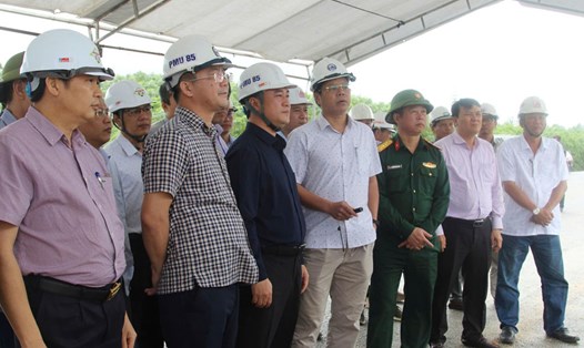 Thứ trưởng Bộ Xây Dựng Nguyễn Việt Hùng (áo xanh đậm) kiểm tra dự án cao tốc Hoài Nhơn - Quy Nhơn (Bình Định). Ảnh: Quang Anh