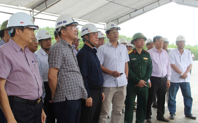 Deputy Minister of Construction Nguyen Viet Hung (in dark blue shirt) inspects the Hoai Nhon - Quy Nhon expressway project (Binh Dinh). Photo: Quang Anh