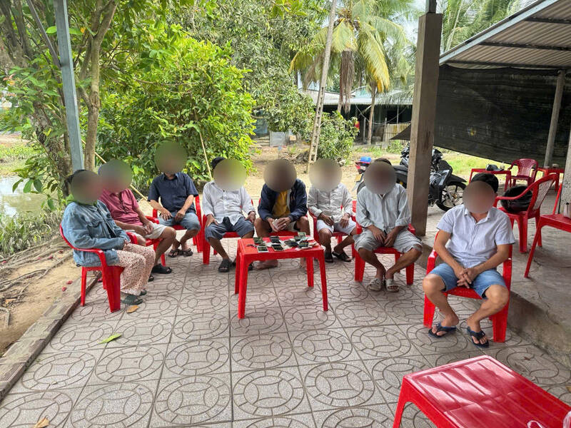 8 đối tượng đá gà qua mạng internet ở xã Hiếu Nghĩa, huyện Vũng Liêm bị Công an bắt quả tang. Ảnh: Công an cung cấp. 