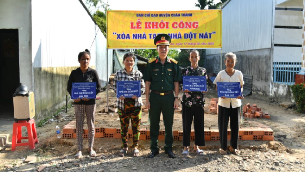 Awarding a symbolic board to support the construction of new houses from the program to eliminate temporary and dilapidated houses to households in Binh An commune, Chau Thanh district, Kien Giang province. Photo: Phuong Vu