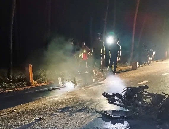 The motorbike accident caused a fire and explosion that killed 2 people in Duc Co district, Gia Lai province on March 9. Photo: Police