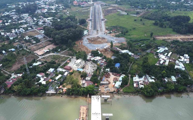 There are many houses along the route under construction of the Bien Hoa City Central Axis Road project, Dong Nai. Photo: HAC