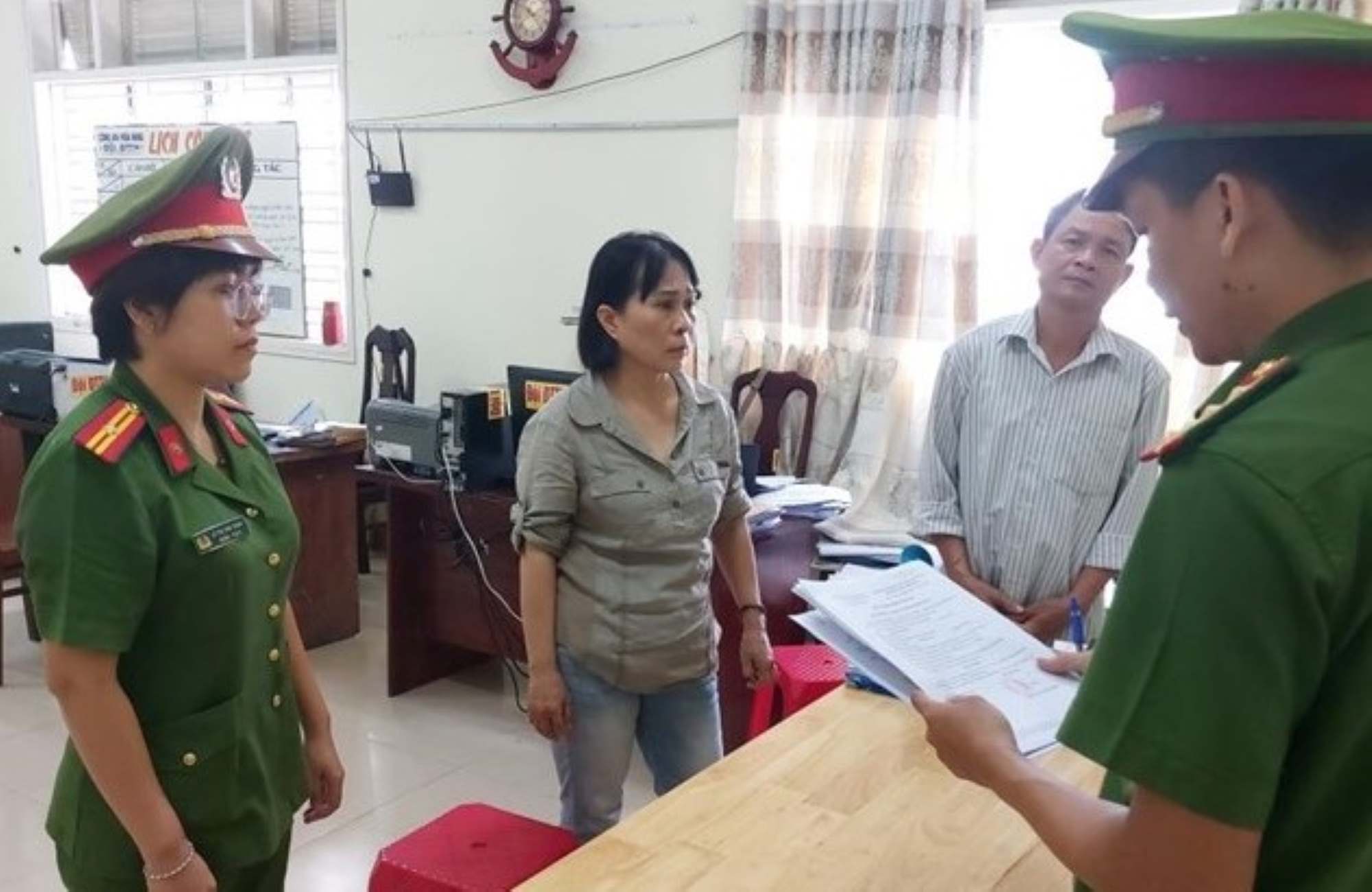 Nguyễn Thúy Hà bị Công an huyện Hòa Vang, Đà Nẵng tống đạt các quyết định khởi tố vụ án, khởi tố bị can, bắt tạm giam. Ảnh: Bảo Ngọc

