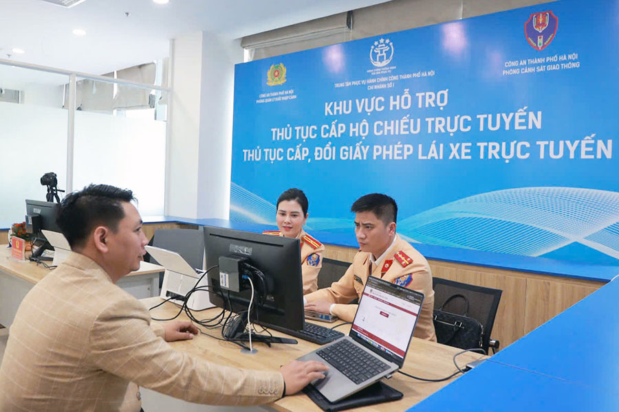 Hanoi Traffic Police open a support point for people to issue and renew driving licenses online