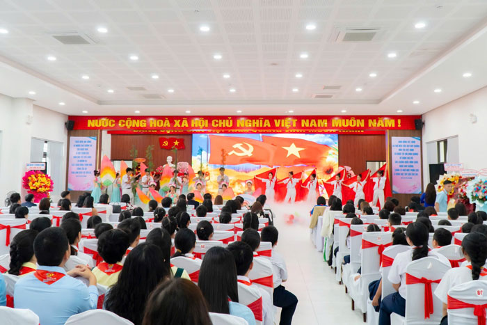 Học sinh Đà Nẵng ủng hộ chương trình xóa nhà tạm, nhà dột nát. Ảnh: Nguyên Thi