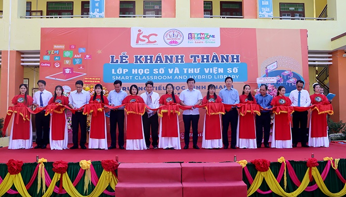 Bi thu Tinh uy Le Quoc Phong, Pho Chu tich Uy ban nhan dan tinh Huynh Minh Tuan, lanh dao thanh pho Hong Ngu, Ban Giam hieu Nha truong, Chu tich Tap doan Giao duc Steamzone thuc hien nghi thuc cat bang khanh thanh lop hoc so - thu vien so tai Truong Tieu hoc Binh Thanh