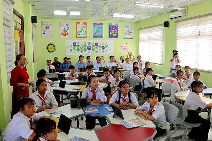 Sau buoi le, lanh dao tinh, thanh pho cung tham du cac hoat dong thuc te tai lop hoc so va phong hoc STEM cua nha truong