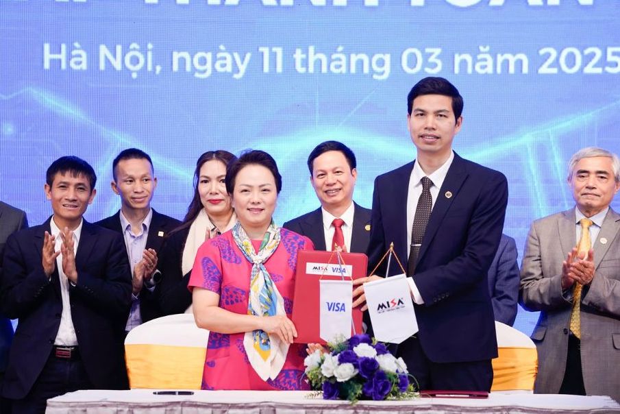 Ông Lê Hồng Quang - Tổng Giám đốc MISA và bà Đặng Tuyết Dung - Giám đốc Visa Việt Nam và Lào đại diện hai bên ký kết thỏa thuận hợp tác về triển khai giải pháp thanh toán cho doanh nghiệp.