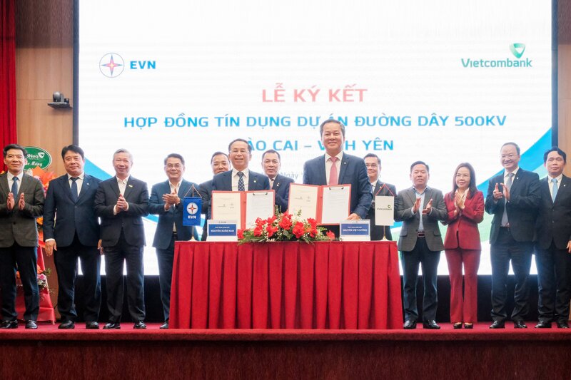 Mr. Nguyen Viet Cuong - Deputy General Director of Vietcombank (right) and Mr. Nguyen Xuan Nam - Deputy General Director of EVN (left) represented 02 units to complete the signing ceremony of a credit granting contract worth more than VND 5,400 billion for the Lao Cai - Vinh Yen 500 kV transmission line project. Photo: Vietcombank