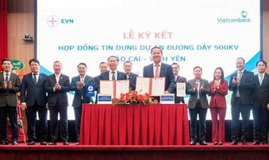 Ông Nguyễn Việt Cường - Phó Tổng giám đốc Vietcombank (bên phải) và ông Nguyễn Xuân Nam - Phó Tổng giám đốc EVN (bên trái) đại diện 02 đơn vị hoàn thành nghi thức kí kết Hợp đồng cấp tín dụng trị giá hơn 5.400 tỉ đồng cho Dự án đường dây 500 kV Lào Cai - Vĩnh Yên. Ảnh: Vietcombank