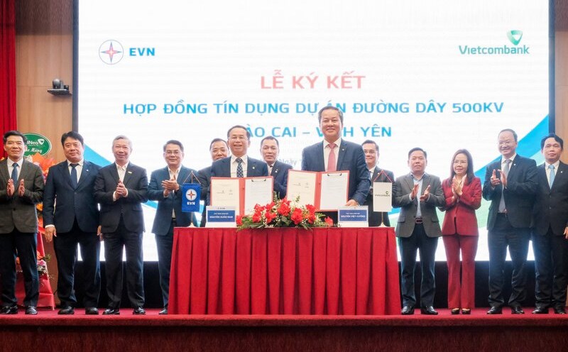 Mr. Nguyen Viet Cuong - Deputy General Director of Vietcombank (right) and Mr. Nguyen Xuan Nam - Deputy General Director of EVN (left) represented 02 units to complete the signing ceremony of a credit granting contract worth more than VND 5,400 billion for the Lao Cai - Vinh Yen 500 kV transmission line project. Photo: Vietcombank
