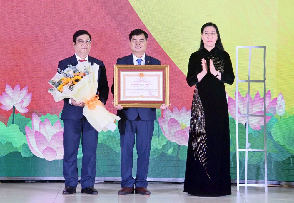 Ms. Bui Thi Quynh Van - Secretary of the Quang Ngai Provincial Party Committee awarded the Third Class Labor Medal of the President to the Party Committee, government and people of Ba To district. Photo: Vien Nguyen.