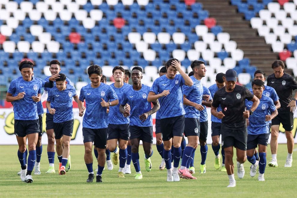 The Cambodian team will strengthen the friendly match with the Vietnamese team by calling up 5 naturalized players. Photo: Cambodia Football Federation