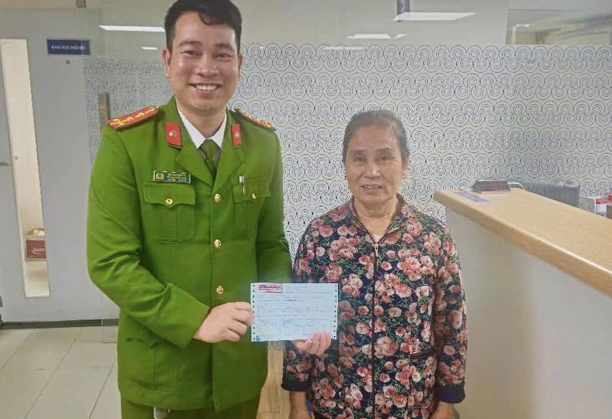 Under the witness of Thanh Binh Thinh Commune Police, Ms. Thu transferred 133 million VND back to the person who transferred it by mistake. Photo: Ha Tinh Police.