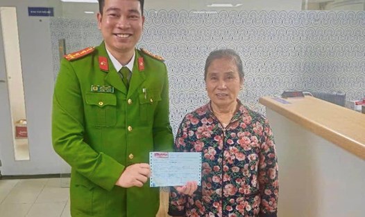 Dưới dự chứng kiến của Công an xã Thanh Bình Thịnh, bà Thu đã chuyển khoản trả lại 133 triệu đồng cho người chuyển nhầm. Ảnh: Công an Hà Tĩnh.