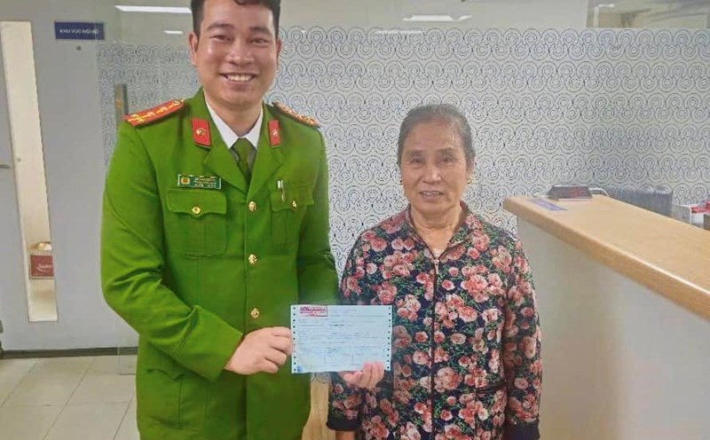 Under the witness of Thanh Binh Thinh Commune Police, Ms. Thu transferred 133 million VND back to the person who transferred it by mistake. Photo: Ha Tinh Police.