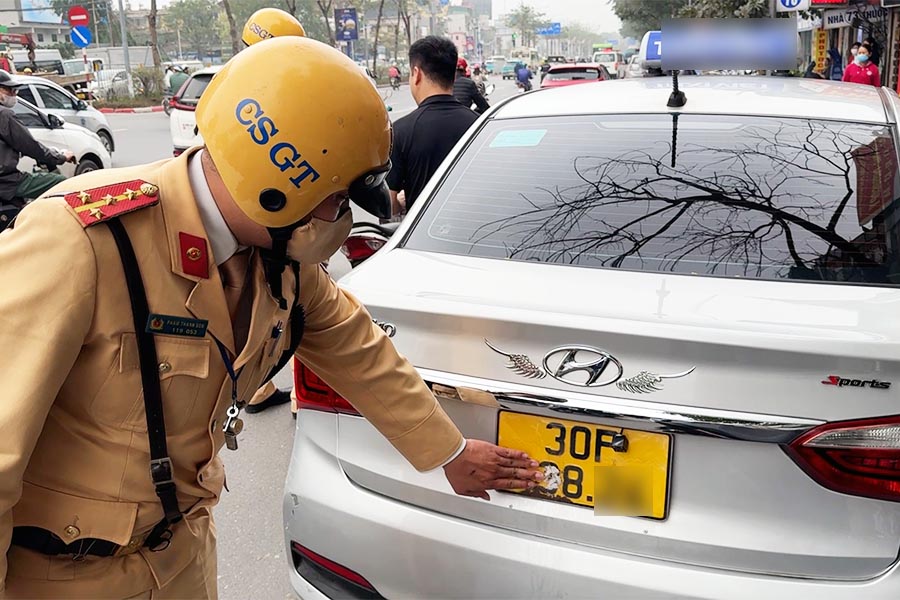 Hanoi Traffic Police patrol and block tricks to avoid cold fines