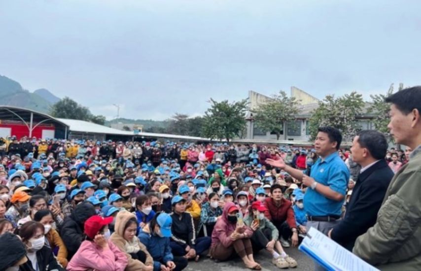 Mr. Nguyen Xuan Tuan - Head of the Policy and Law Department of the Thanh Hoa Provincial Federation of Labor - discussed with workers of Akalia Nhu Thanh Company during the collective work stoppage. Photo: Xuan Hung