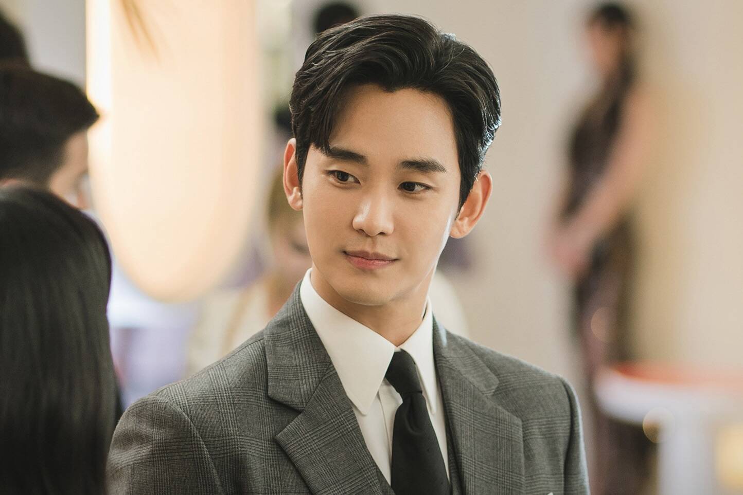 Kim Soo Hyun hien dang la cai ten nhan duoc rat nhieu su chu y. Anh: Nha san xuat Nu hoang nuoc mat. 