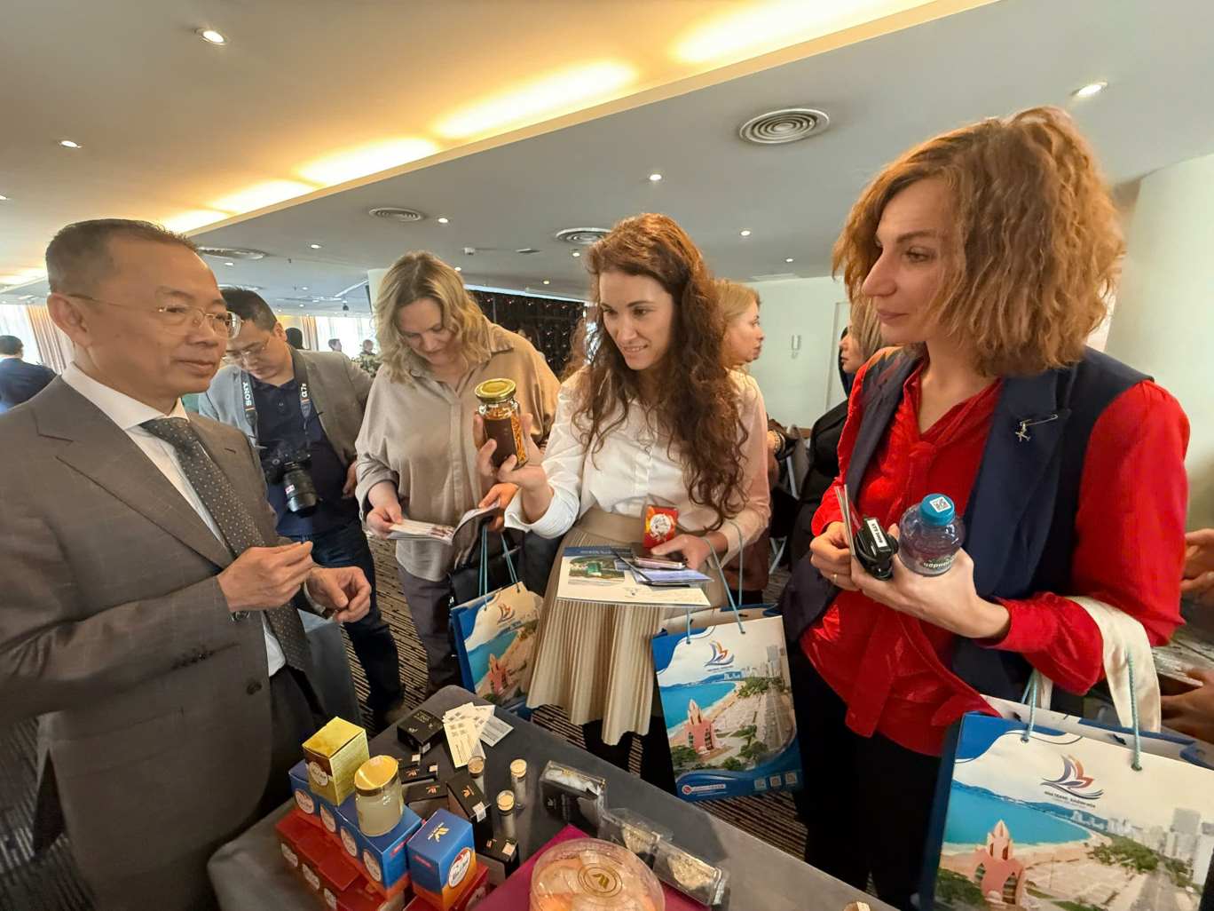 Delegates learn about products at the tourism promotion conference of Khanh Hoa province in the Russian Federation. Photo: Nguyen Phat