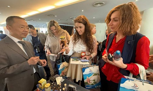 Các đại biểu tìm hiểu sản phẩm tại hội nghị xúc tiến du lịch tỉnh Khánh Hòa tại Liên bang Nga. Ảnh: Nguyễn Phát