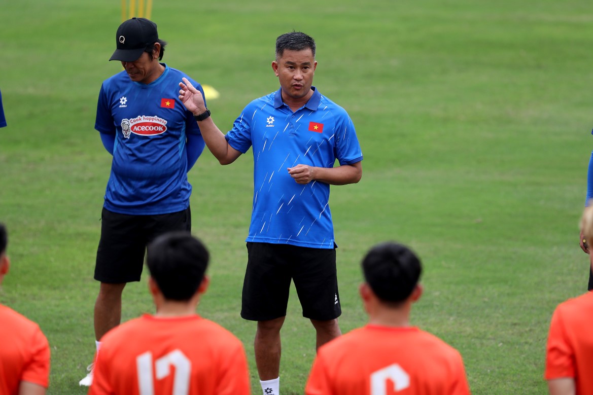 Coach Dinh Hong Vinh during the training session of U22 Vietnam. Photo: Minh Dan