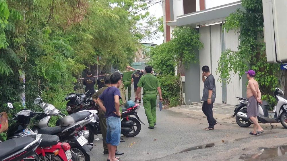 Police arrived at the scene after the man caught fire at the landfill. Photo: Dinh Trong