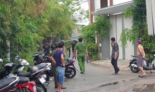 Công an có mặt tại hiện trường sau khi người đàn ông bốc cháy bên bãi rác. Ảnh: Đình Trọng