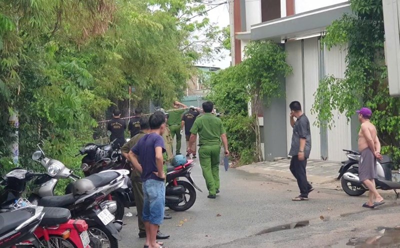 Police arrived at the scene after the man caught fire at the landfill. Photo: Dinh Trong