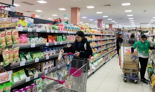 Chi phí sinh hoạt leo thang, việc nâng mức giảm trừ gia cảnh trở nên cần thiết để giảm gánh nặng cho người lao động. Ảnh: Phương Anh
