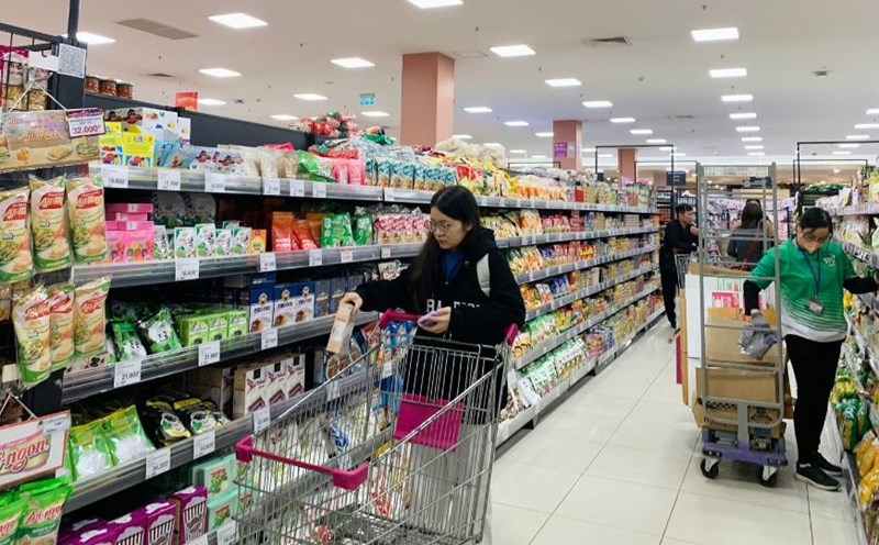 With rising living costs, raising the family deduction level becomes necessary to reduce the burden on workers. Photo: Phuong Anh