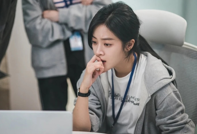 Jo Bo Ah gặp khó khi trở lại với phim "Knock Off" do ồn ào của bạn diễn Kim Soo Hyun. Ảnh: Cắt từ phim "Bạn trai tôi là hồ ly".