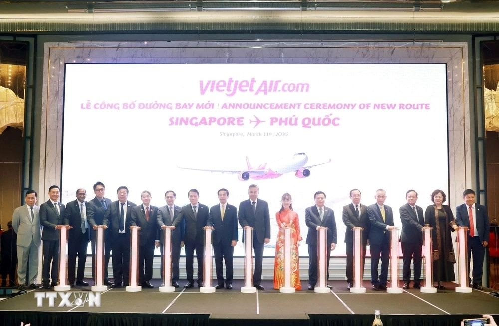 Tong Bi thu To Lam va cac dai bieu thuc hien nghi thuc khai truong duong bay thang Phu Quoc - Singapore cua Vietjet Air. Anh: TTXVN