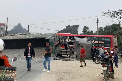 The accident involved a series of tractor-trailers overturning across the road. Photo: Tien Anh