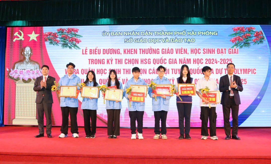 Leaders of Hai Phong City People's Committee and the city's Department of Education and Training rewarded the first prize winning student in the national excellent student selection exam. Photo: Minh Khue