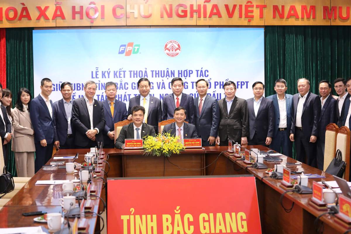 Leaders of the People's Committee of Bac Giang province and leaders of FPT Group signed a cooperation agreement. Photo: FPT